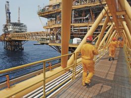 Producción petrolera de México caerá 25% al 2028, pronostica la IEA