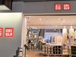 Una tienda Uniqlo en Orchard Central, Singapur. El fabricante y minorista de ropa quiere asegurarse de que sus tiendas estén bien abastecidas manteniendo un ojo digital en el proceso de confección de prendas. (Foto de Fumika Sato)