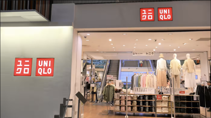 Una tienda Uniqlo en Orchard Central, Singapur. El fabricante y minorista de ropa quiere asegurarse de que sus tiendas estén bien abastecidas manteniendo un ojo digital en el proceso de confección de prendas. (Foto de Fumika Sato)