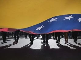 Trump y EE. UU. Impondrán Aranceles Punitivos a Países Compradores de Petróleo Venezolano en un Esfuerzo por Derrocar a Maduro