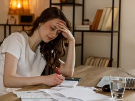 Aumento del Costo de Vida Lleva a Estadounidenses a Abandonar la Universidad: La Guerra de Aranceles Provoca un Grave Daño Social