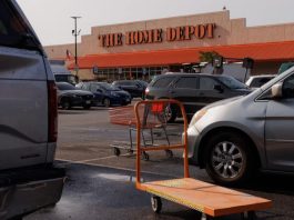 Los propietarios están realizando pequeños proyectos pero posponiendo los grandes, dice Home Depot